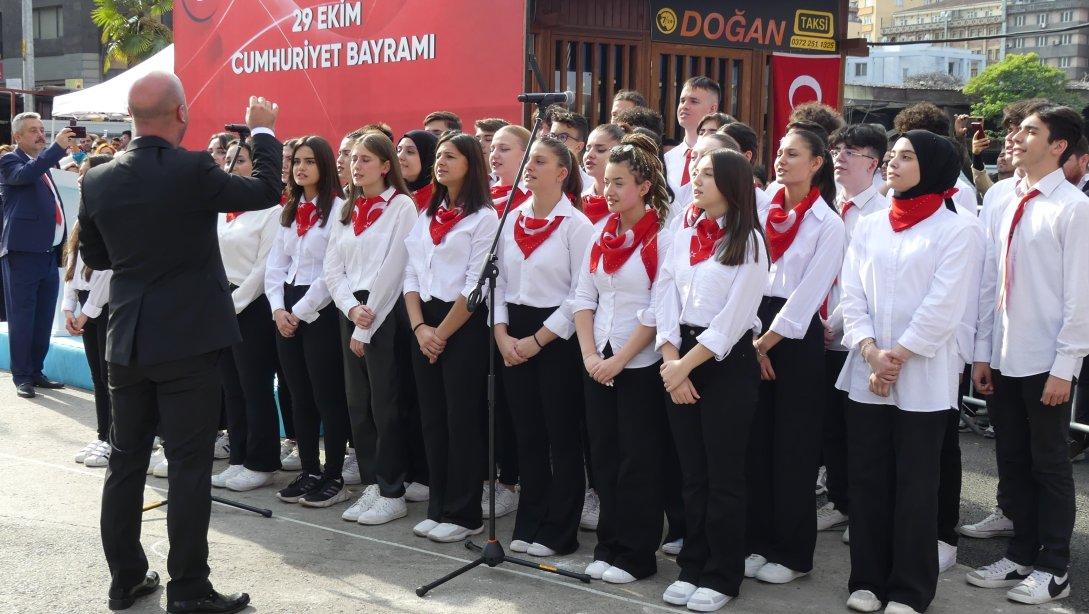Erdemir Anadolu Lisesi Öğrenci Korosu; 100.Yıl Marşı Yarışması'nda Birinci Seçilen Marşı seslendirdi.