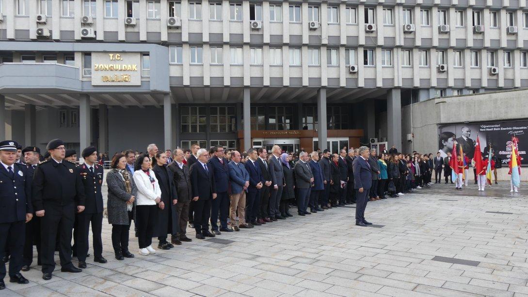 24 Kasım Öğretmenler Günü Kutlama Programı, Valiliğimiz Önündeki Atatürk Anıtı'na İl Milli Eğitim Müdürlüğü Çelenginin Sunulması İle Başladı  