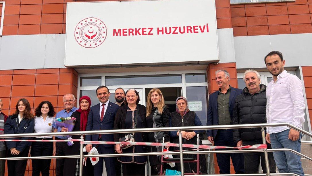 24 Kasım Öğretmenler Günü Etkinlikleri Kapsamında Mehmet Çelikel Lisesi Öğretmen ve Ögrencilerimiz, Huzurevindeki Emekli Öğretmenlerimizi Ziyaret Edip Öğretmenler Gününü Kutladılar