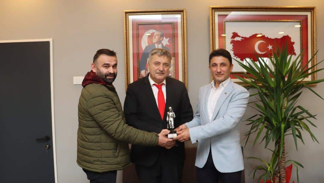 Zonguldak Madenci Korosu Kültür ve Sanat Derneği Başkanı Dursun Nazlı'nın, İl Millî Eğitim Müdürümüz Sayın Osman BOZKAN'ı Ziyareti