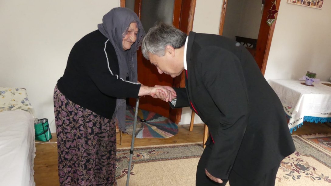 İl Millî Eğitim Müdürümüz Sayın Osman Bozkan, Aziz Şehidimiz Gökhan Avcı'nın Kıymetli Annesi Şahsenem Avcı'yı ziyaret Etti