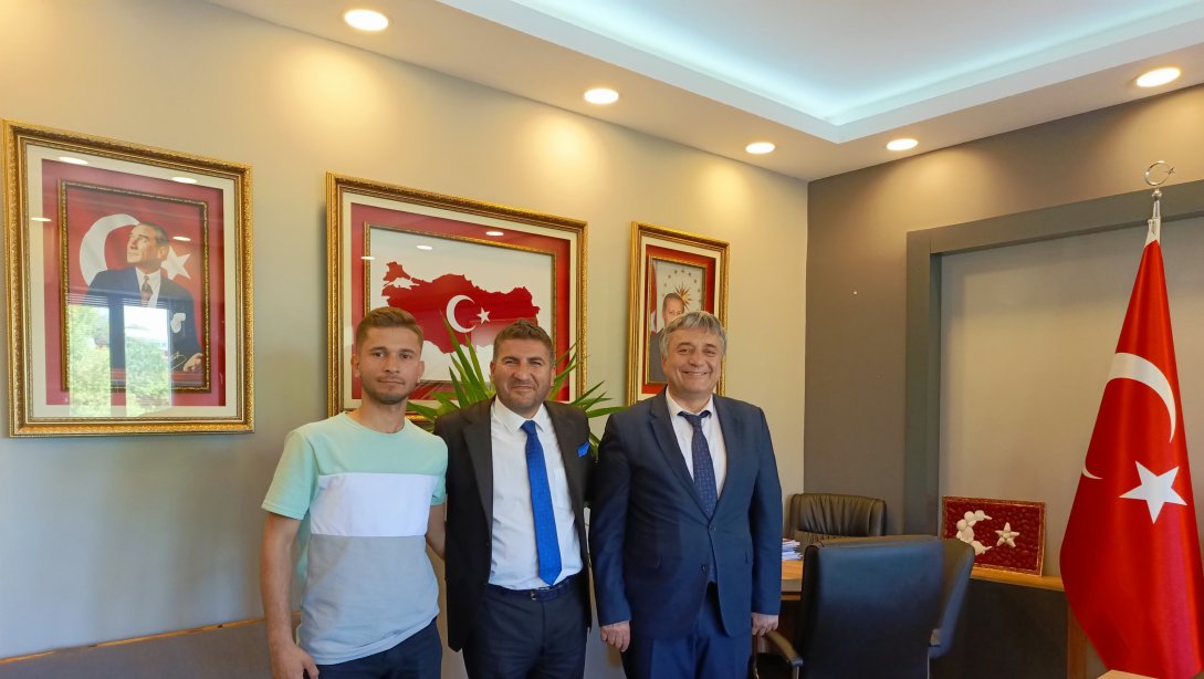 Zonguldak Ereğli Spor Başkanı Kaan Kocaman ve Futbolcu Eren Aydoğan, İl Millî Eğitim Müdürümüz Sayın Osman Bozkan'ı ziyaret Etti