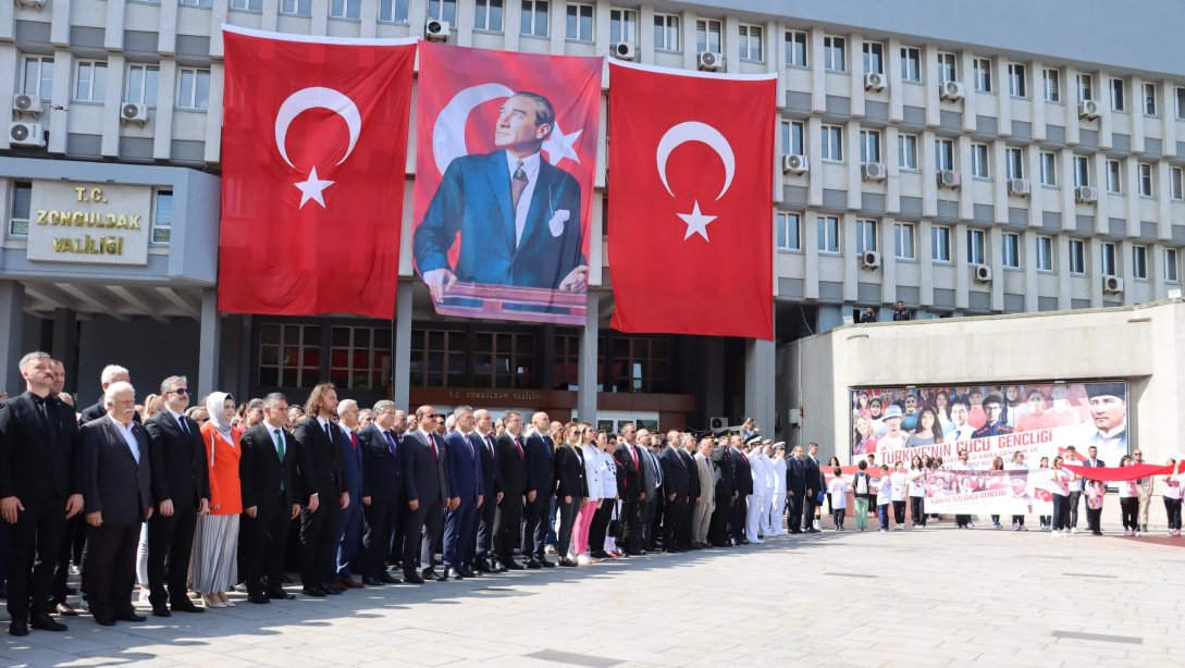 19 Mayıs Atatürk'ü Anma Gençlik ve Spor Bayramı'nın 105. Yıl Dönümü Kutlama Etkinlikleri Kapsamında Çelenk Sunma Töreni Gerçekleştirildi 