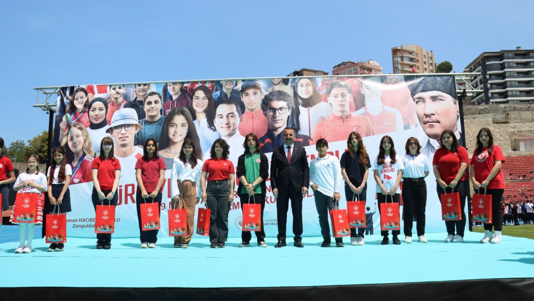 19 Mayıs Atatürk'ü Anma Gençlik ve Spor Bayramı Etkinlikleri Kapsamında Ortaokul ve Lise Öğrencileri Arasında Resim, Şiir ve Kompozisyon Yarışmasında ve Uluslararası Spor Müsabakalarında Dereceye Giren Öğrencilerimizin Ödülleri  Takdim Edildi