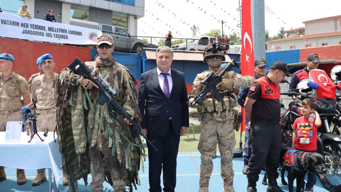 19 Mayıs Atatürk'ü Anma, Gençlik ve Spor Bayramı Etkinlikleri Kapsamında İl Millî Eğitim Müdürümüz Sayın Osman Bozkan; Karaelmas Kemal Köksal Stadyumunda Açılan Kamu Kurum ve Kuruluşları ile Spor Branşları Tanıtım Stantlarını Ziyaret Etti