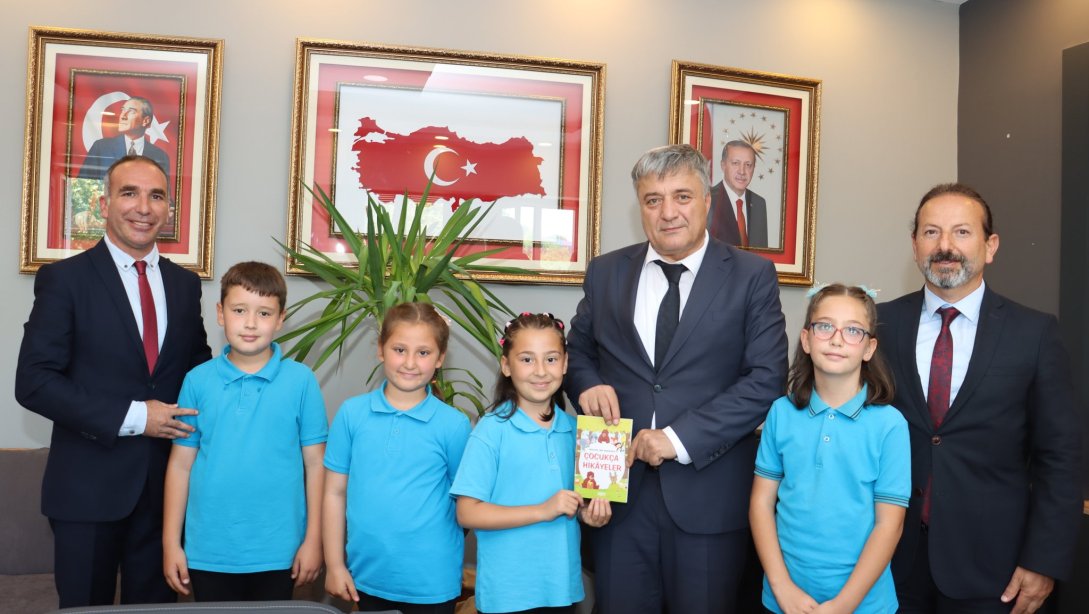 Çaycuma Nebioğlu İlkokulu Müdürü Hakan Kadı, Öğrencileri ve Öğretmenleri Ümit Muradoğlu İle Birlikte İl Millî Eğitim Müdürümüz Sayın Osman Bozkan'ı Ziyaret Ederek Hazırlamış Oldukları Kitabı Tanıttılar