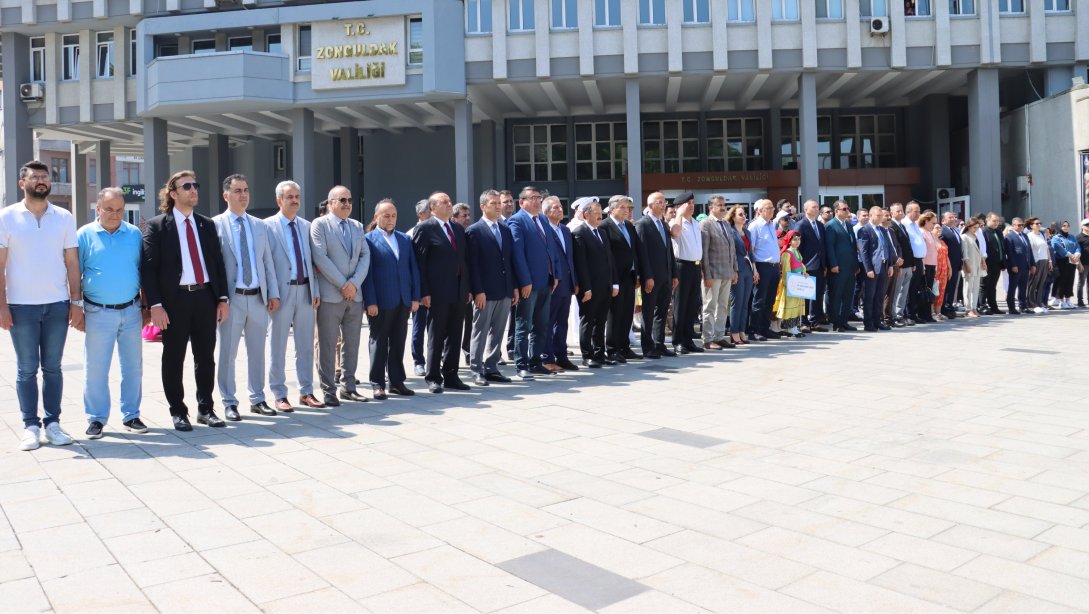 İl Millî Eğitim Müdürümüz Sayın Osman Bozkan 5 Haziran Çevre Koruma Haftası Etkinlikleri Kapsamında Çevre, Şehircilik Ve İklim Değişikliği İl Müdürlüğü Tarafından Gerçekleştirilen Çelenk Sunma Törenine Katıldı