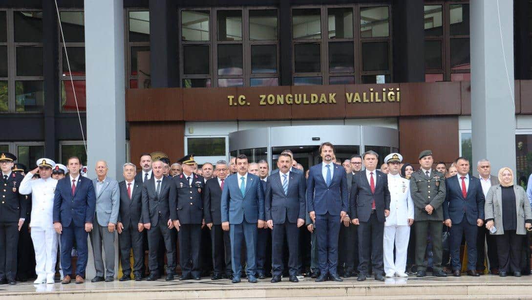 Cumhuriyetimizin Kurucusu Gazi Mustafa Kemal Atatürk'ün Zonguldak'ı Teşriflerinin 93. Yıl Dönümü Münasebetiyle Çelenk Sunma Töreni Gerçekleştirildi