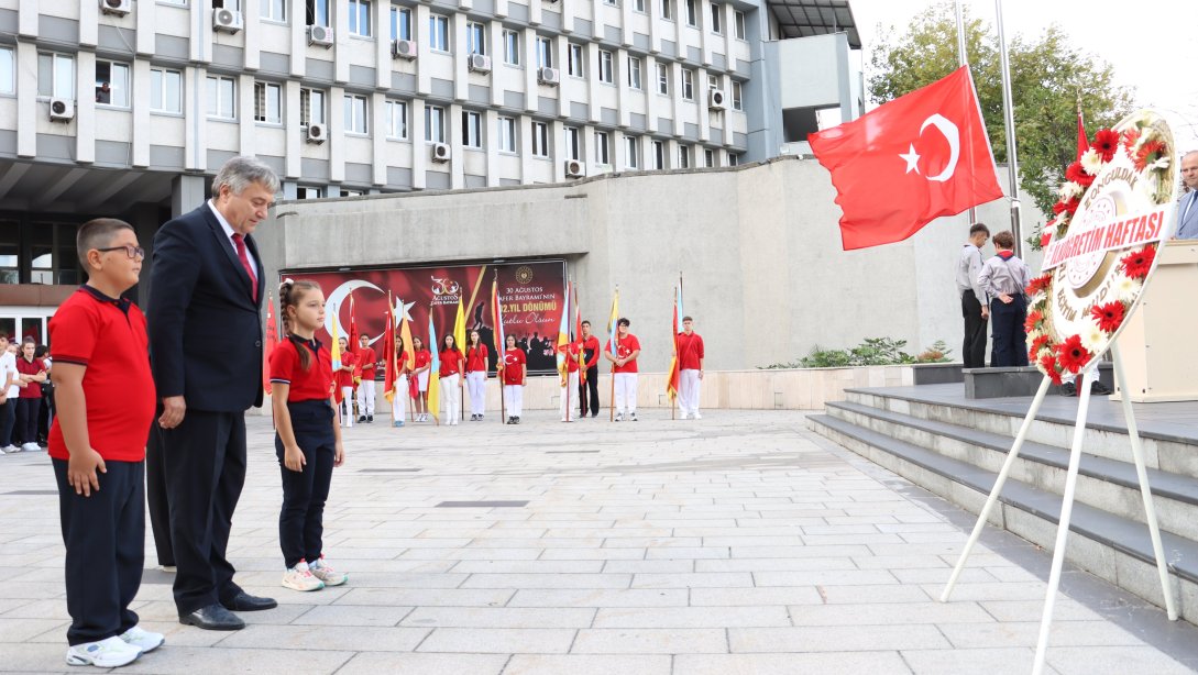 2024-2025 Eğitim Öğretim Yılı İlköğretim Haftası Münasebetiyle Atatürk Anıtı'na Çelenk Sunumu Gerçekleştirildi