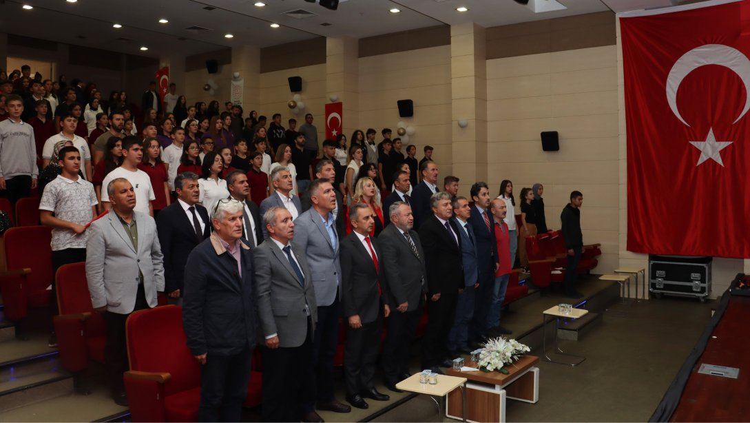 İl Millî Eğitim Müdürlüğümüz koordinesinde Saime Toptan Sosyal Bilimler Lisesi Tarafından 15 Temmuz Demokrasi ve Millî Birlik Günü Programı Düzenlendi.