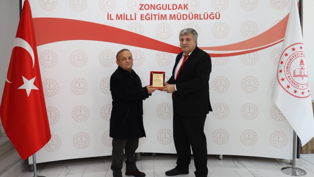 İl Millî Eğitim Müdürümüz Sayın Osman Bozkan, Müdürlüğümüz Bünyesinde Uzun Yıllar Görev Yapan ve Emekliliğe Ayrılan Personelimiz Hayrettin Küçük'e Plaket Takdim Etti