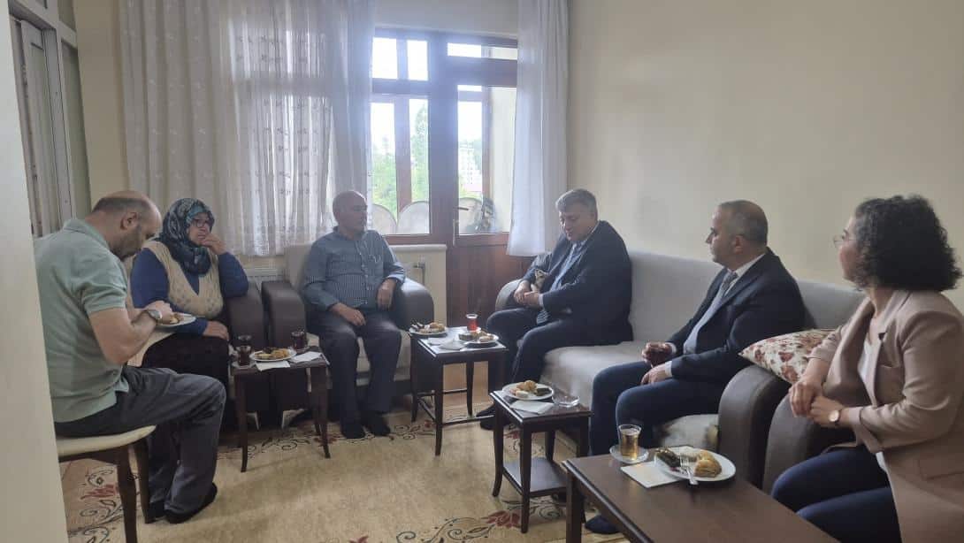 İl Millî Eğitim Müdürümüz Sayın Osman Bozkan, Şehidimiz Hasan Hatıl'ın Kıymetli Annesi Makbule Hatıl'ı Ziyaret Ederek Anneler Günü'nü Kutladı