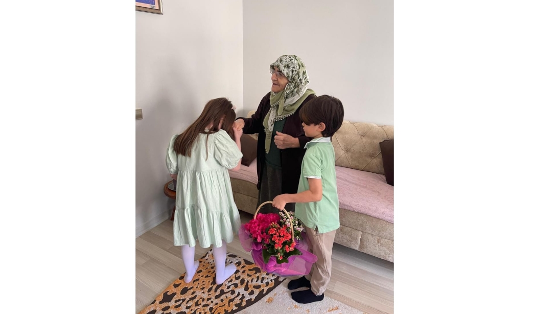 Anneler Günü'nde Öğretmen ve Öğrencilerimizden Anlamlı Ziyaretler