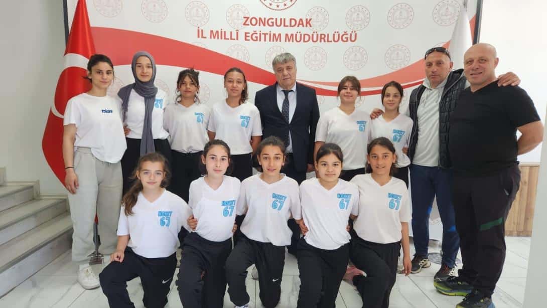 Kozlu Alparslan Ortaokulu Hokey Takımı Öğrencilerimizden İl Müdürümüze Ziyaret 