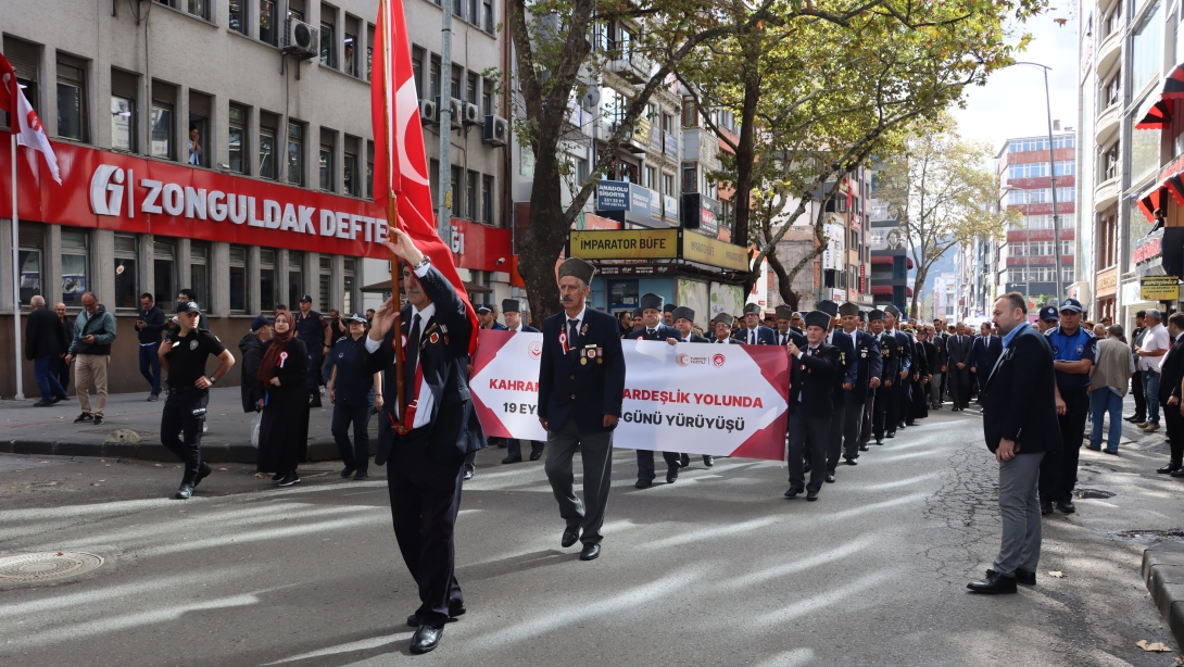 19 Eylül Gaziler Günü etkinlikleri kapsamında kortej yürüyüşü gerçekleştirildi.
